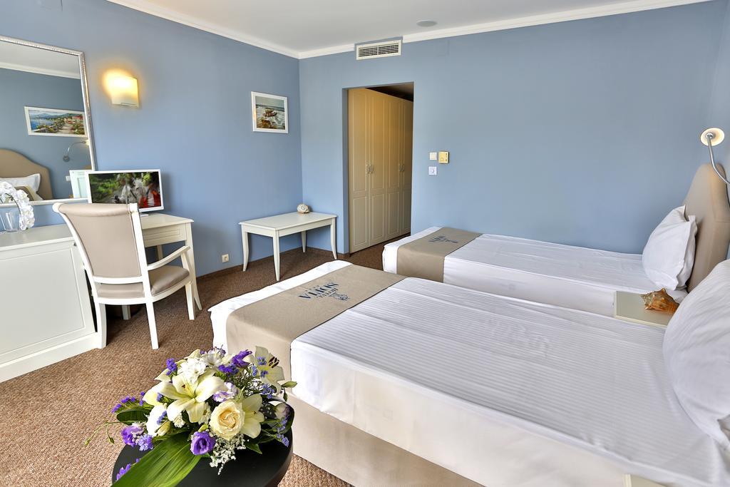 Doppel-/Zweibettzimmer mit Balkon und Meerblick